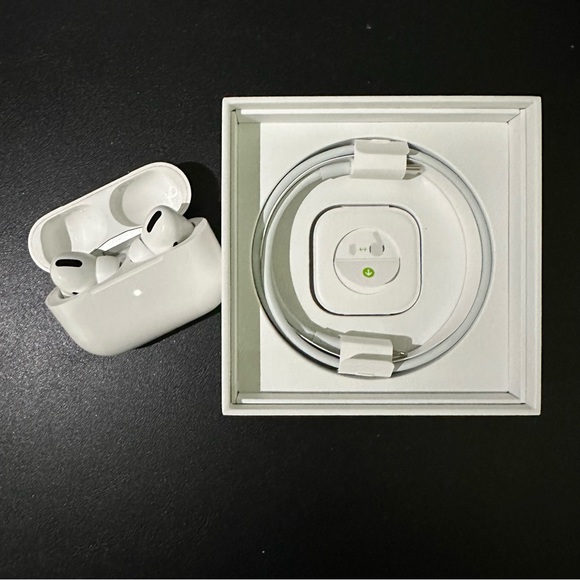 Apple AirPods Pro 1st generation - Picture 3 of 4